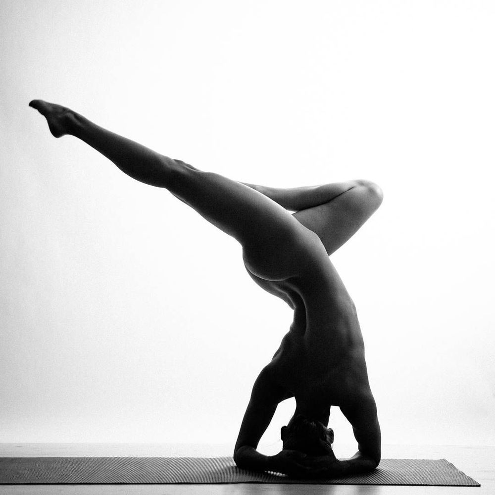 Cette jeune femme poste sur Instagram des postures de yoga qu'elle réalise nue | So Busy Girls