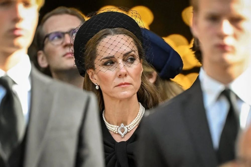 Pourquoi Kate Middleton attire autant l’attention avec sa robe symbolique aux obsèques de la duchesse de Kent | So Busy Girls