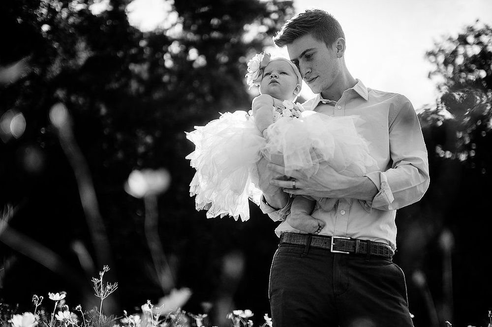 28 photos de papas qui tiennent leur bébé dans leurs bras | So Busy Girls