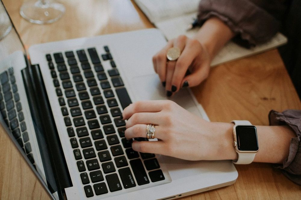 Ce comportement souvent critiqué révèle en réalité une intelligence au-dessus de la moyenne | So Busy Girls
