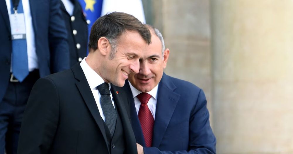 Emmanuel Macron en Arménie : cette image plus détendue qui contraste avec le protocole officiel | So Busy Girls