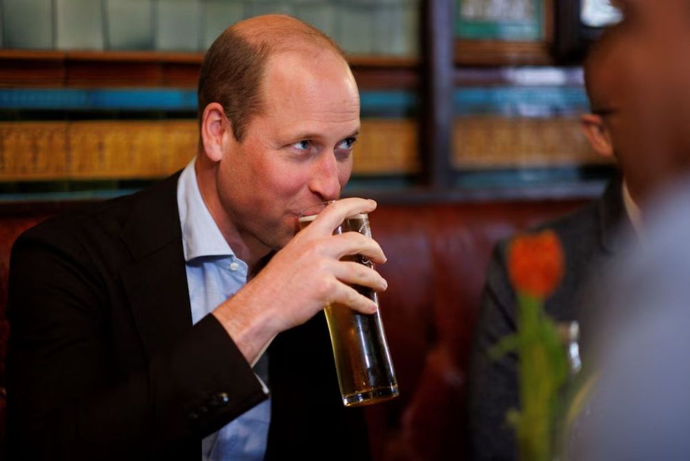 Quand le Prince William se saoule avec une célébrité d’Hollywood, la vidéo surprend tout le monde : "Est-ce que c'était sur ta liste ?" | So Busy Girls
