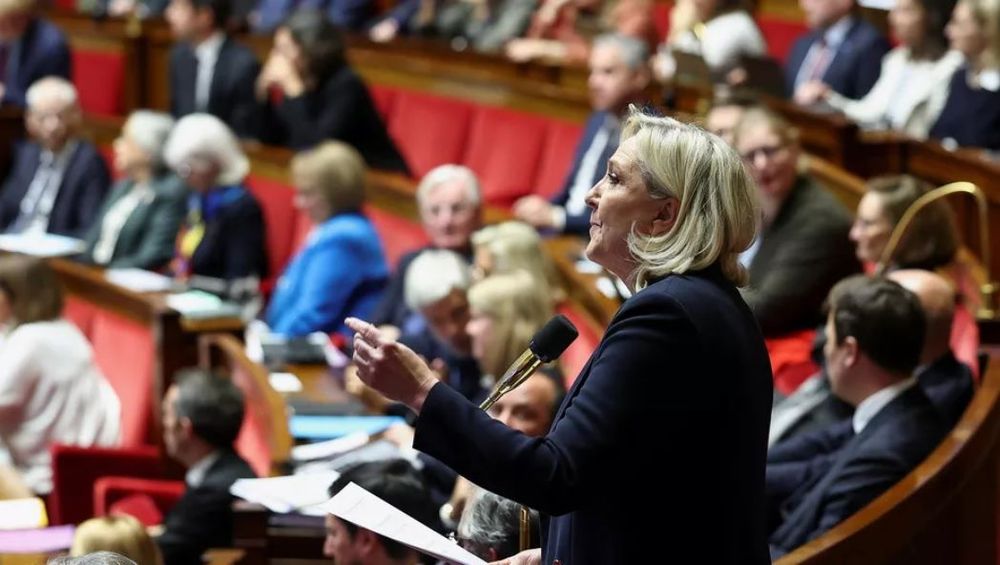 Budget 2026 rejeté : Marine Le Pen réclame la démission du gouvernement et la dissolution | So Busy Girls