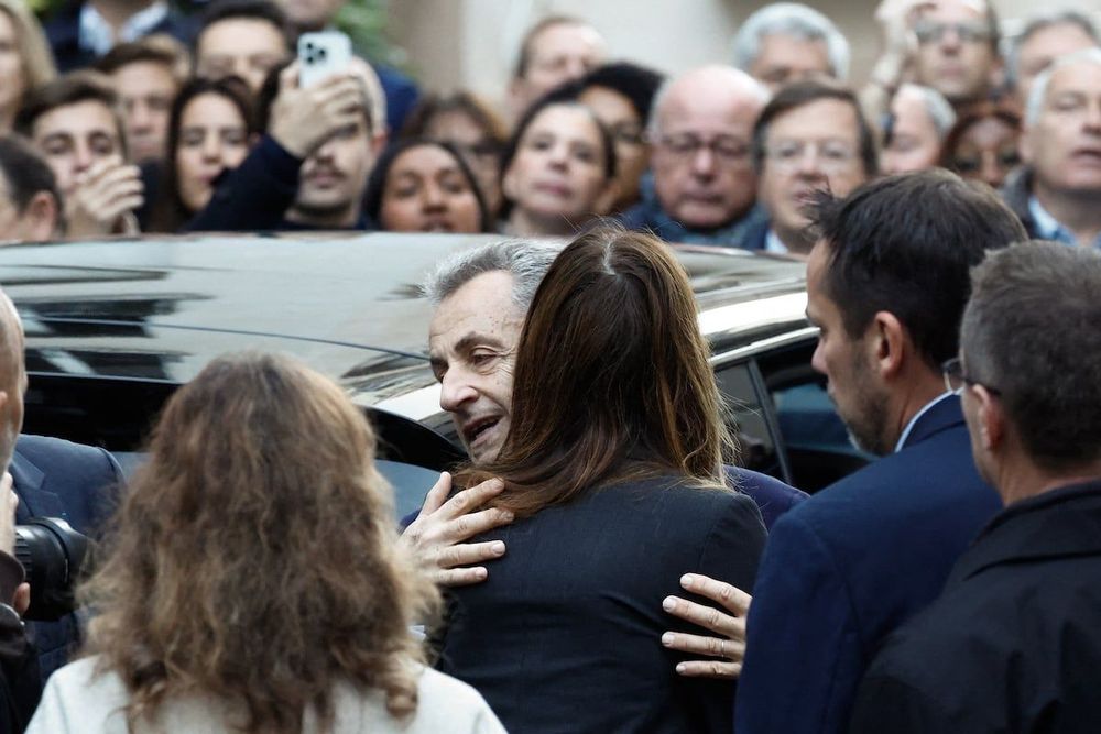 Nicolas Sarkozy en prison : le geste fort de Carla Bruni, de sa sœur méconnue Consuelo et de son fils aîné | So Busy Girls