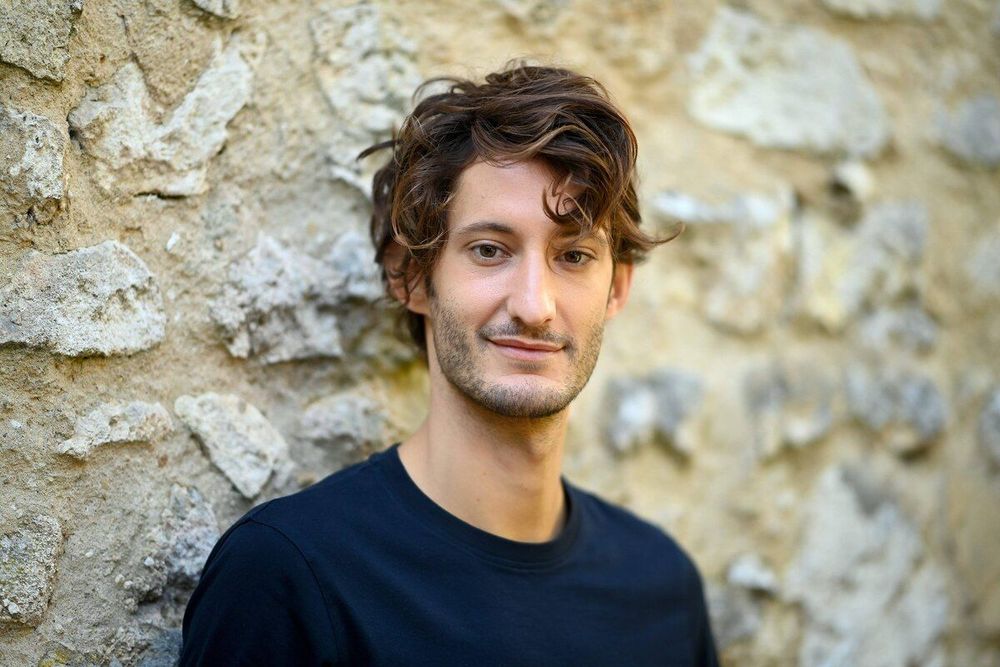 "Une des plus grandes claques de ma vie" : Pierre Niney raconte sa randonnée de 5 jours seul en Auvergne | So Busy Girls