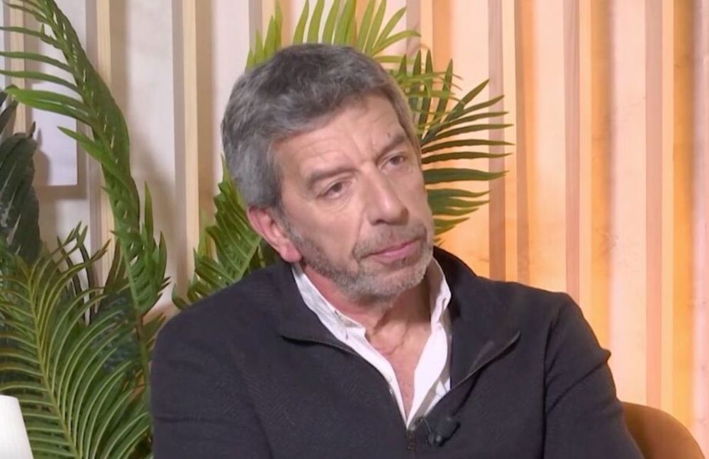 “Ça se voit” : Michel Cymes très mal à l’aise face à Melanight et ses confidences sur la chirurgie | So Busy Girls