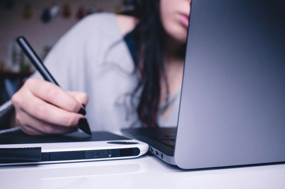 7 choses que vous faites au travail et qui vous empêchent de bien dormir | So Busy Girls