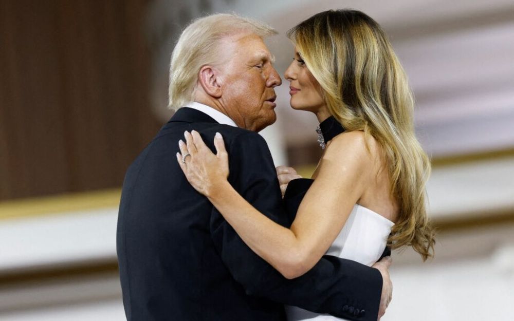 “J’ai mis ma main sur une partie de son corps…” : Donald Trump surprend tout le monde en évoquant Melania en plein discours | So Busy Girls