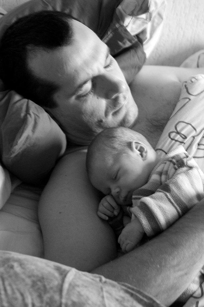 28 photos de papas qui tiennent leur bébé dans leurs bras | So Busy Girls