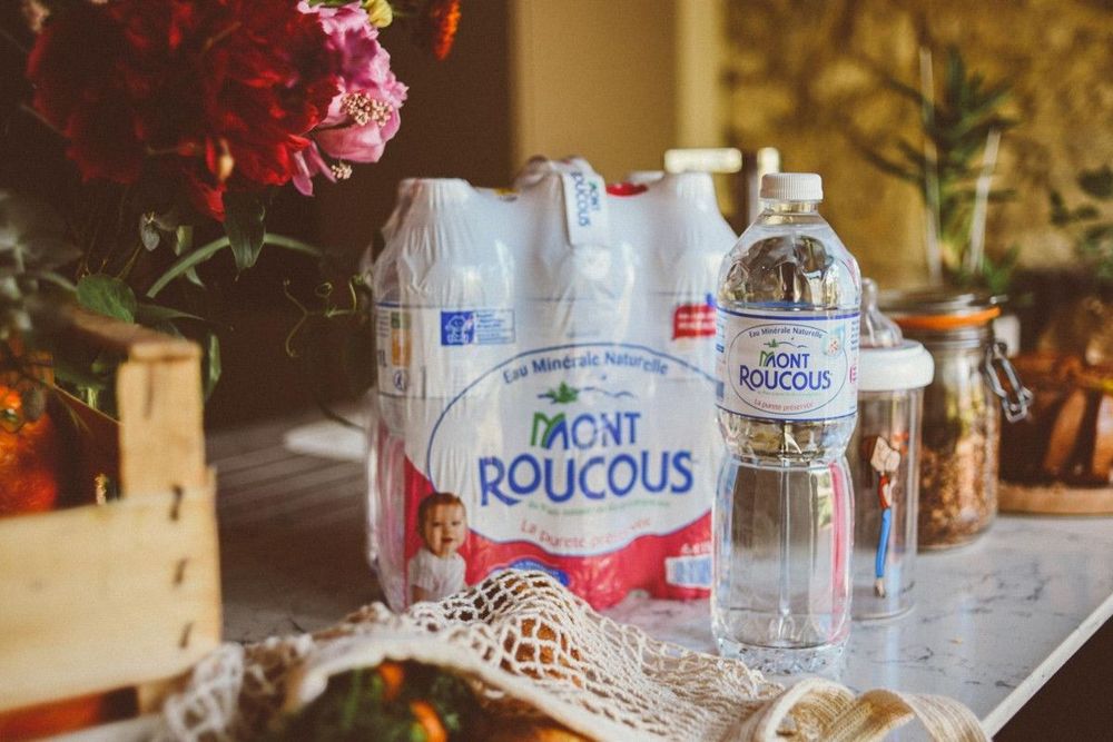 Pénurie d’eau Mont Roucous : voilà pourquoi les bouteilles sont introuvables dans de nombreux magasins | So Busy Girls