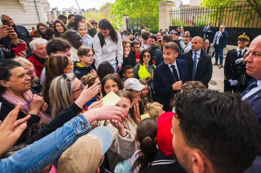 “Vous sentez trop bon !” : ce détail inattendu lors de la rencontre entre Emmanuel Macron et des enfants à Montluçon | So Busy Girls