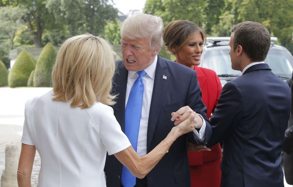 “Elle est en forme !” : la phrase de Donald Trump à Brigitte Macron qui a provoqué un malaise dès leur première rencontre | So Busy Girls