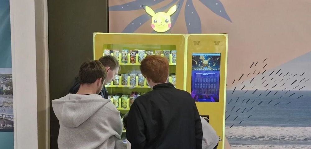 Pokémon : le distributeur de cartes installé à Caen bat déjà des records | So Busy Girls