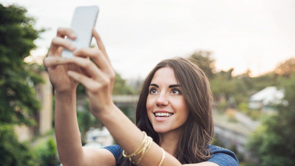 Pourquoi les selfies sont 7 fois plus mortels que les requins | So Busy Girls