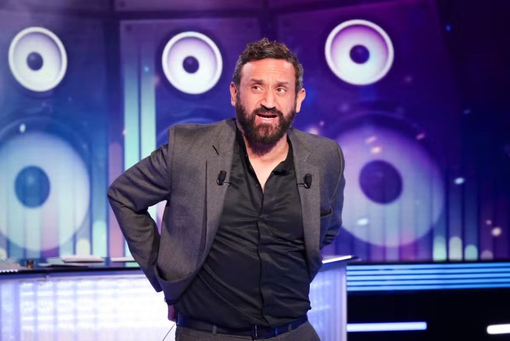 Cyril Hanouna affirme ne jamais avoir regardé N’oubliez pas les paroles, mais France 2 ressort une vidéo très gênante | So Busy Girls