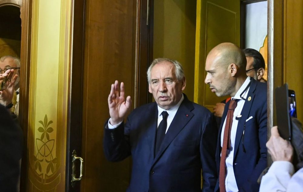 François Bayrou a quitté l’Élysée après avoir remis sa démission à Emmanuel Macron | So Busy Girls