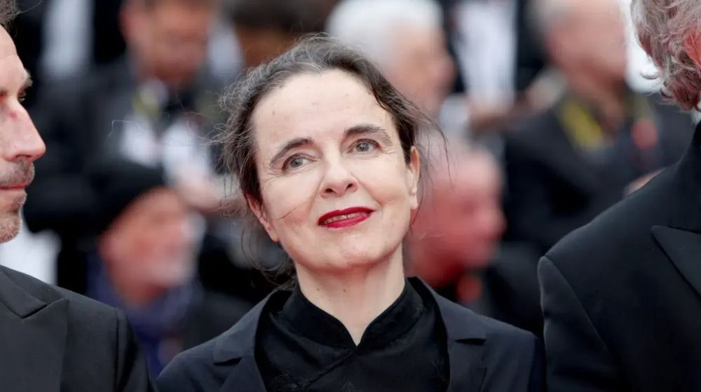 “Tant mieux” : Amélie Nothomb raconte l’enfance brisée de sa mère dans son nouveau roman | So Busy Girls
