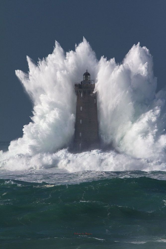 Un phare avalé par les vagues | So Busy Girls