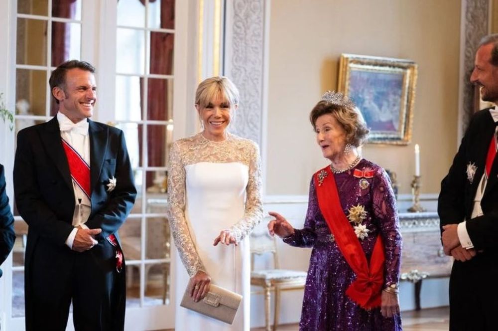 Visite royale à Oslo : Brigitte Macron illumine le dîner du roi Harald V avec sa robe en dentelle Louis Vuitton | So Busy Girls