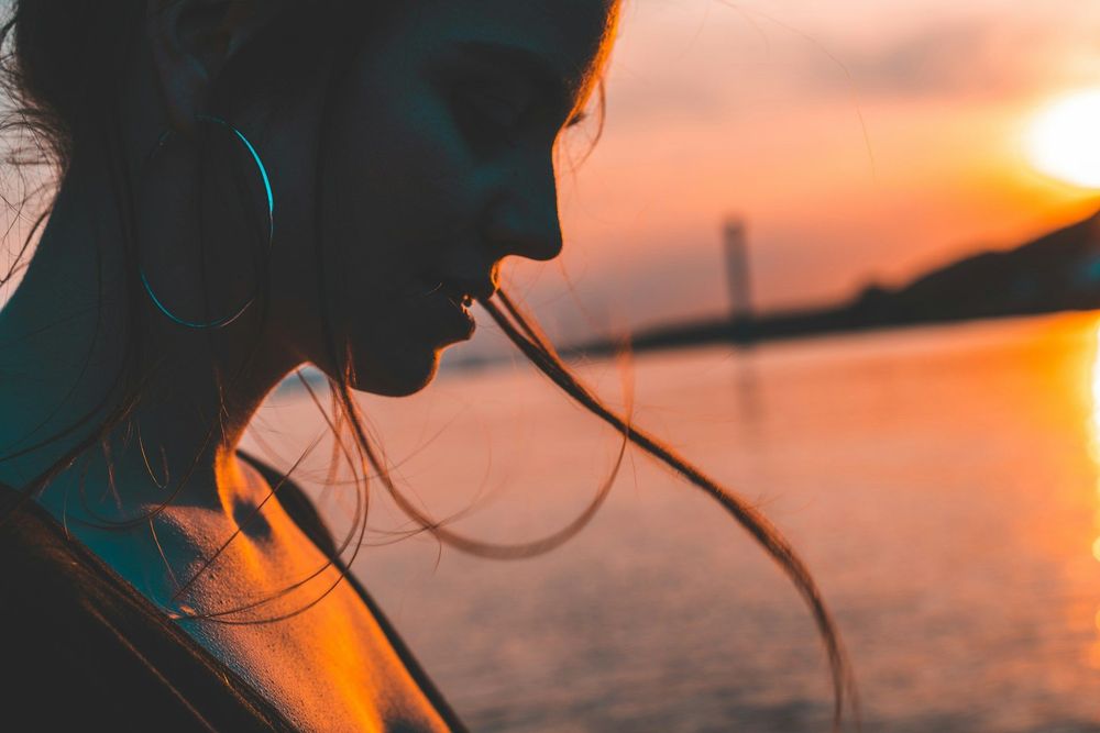 Ces petites habitudes qu'on prend tous dans la vingtaine font hélas vieillir le cerveau beaucoup plus vite | So Busy Girls