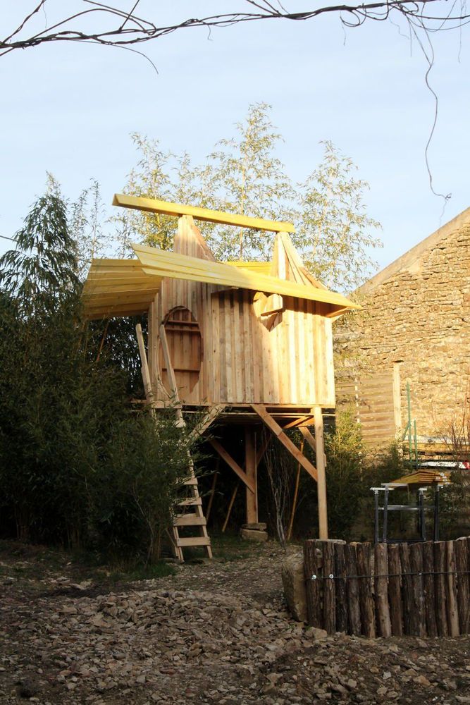 On pose le toit de la cabane | So Busy Girls