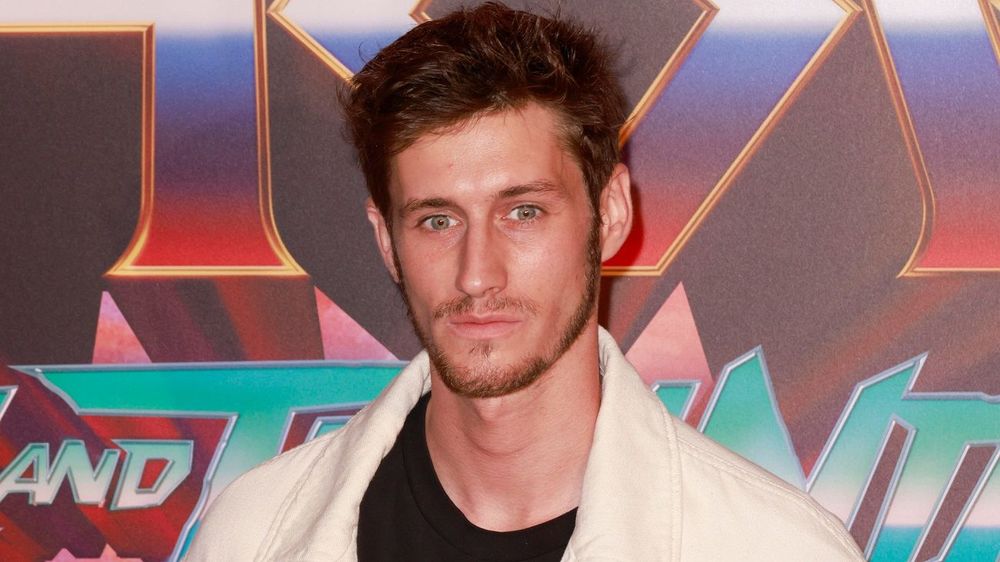 Christian Clavier et Jean-Baptiste Maunier : leur clash autour de l’avenir du doublage | So Busy Girls