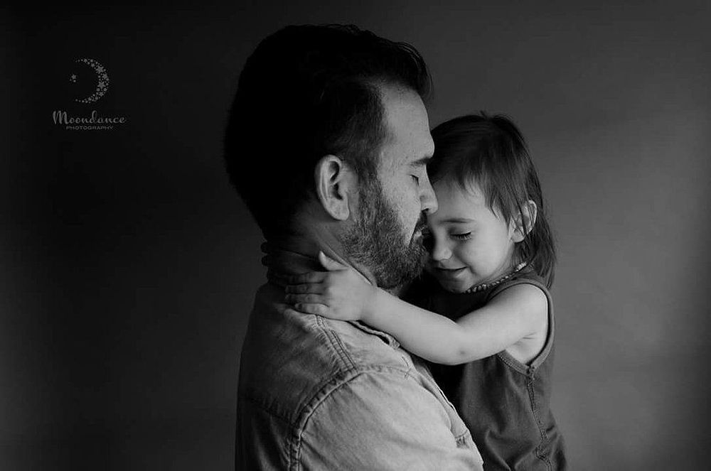 28 photos de papas qui tiennent leur bébé dans leurs bras | So Busy Girls