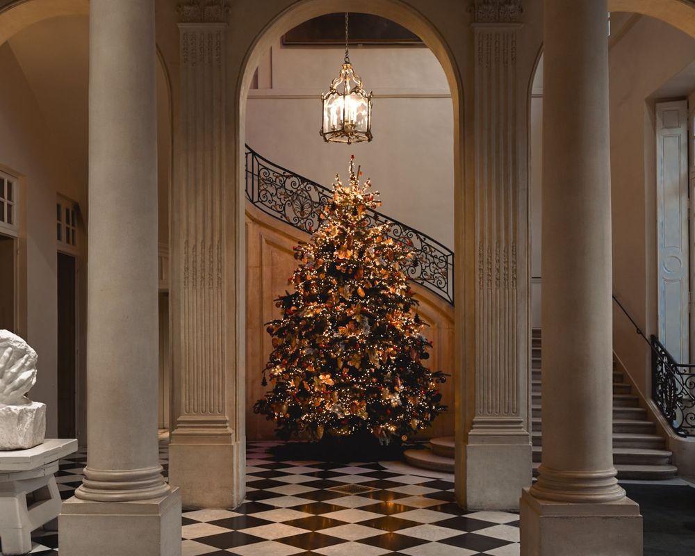 À l’Élysée, ce détail du Noël de Brigitte et Emmanuel Macron impressionne tout le monde | So Busy Girls