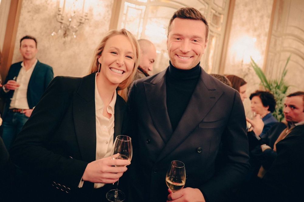 “Mon mari est aussi calabrais” : la réaction inattendue de Marion Maréchal sur la relation de Jordan Bardella surprend | So Busy Girls