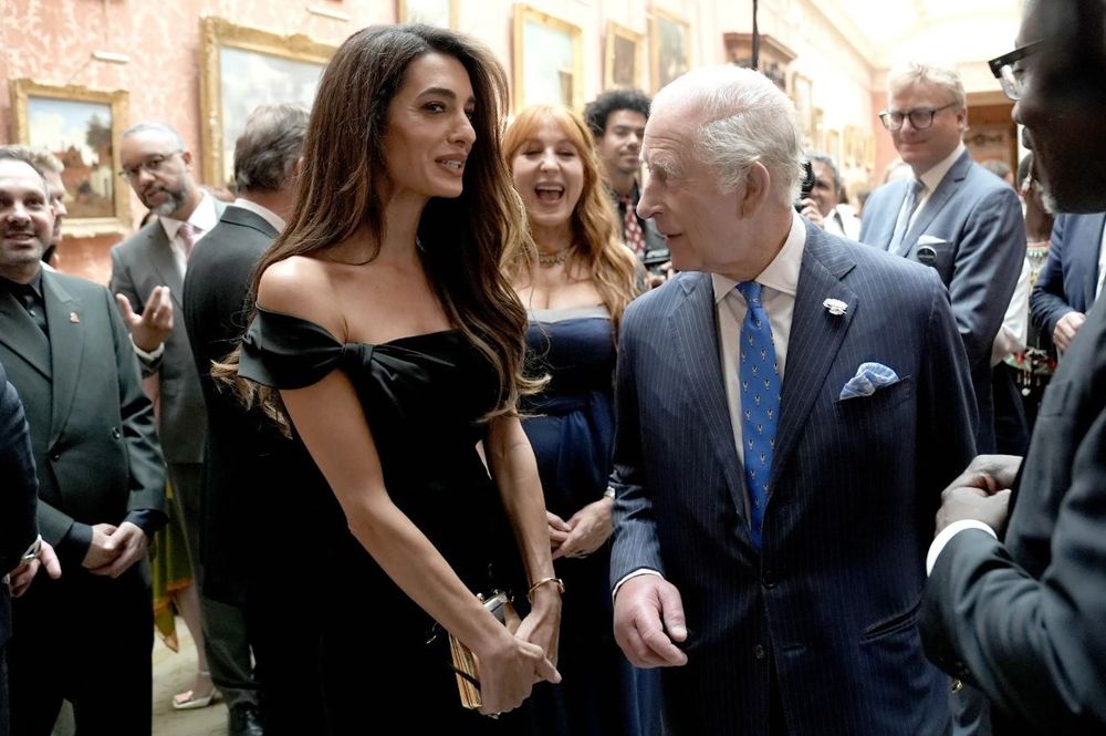 Amal Clooney critiquée après sa rencontre avec Charles III et son geste jugé très irrespectueux : la vidéo qui enflamme les réseaux | So Busy Girls
