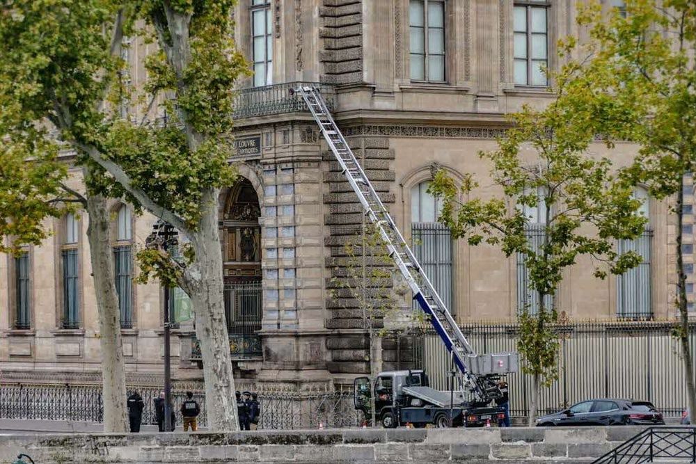 Cambriolage au Louvre : le vendeur du monte-charge fait le buzz avec une pub provocante | So Busy Girls
