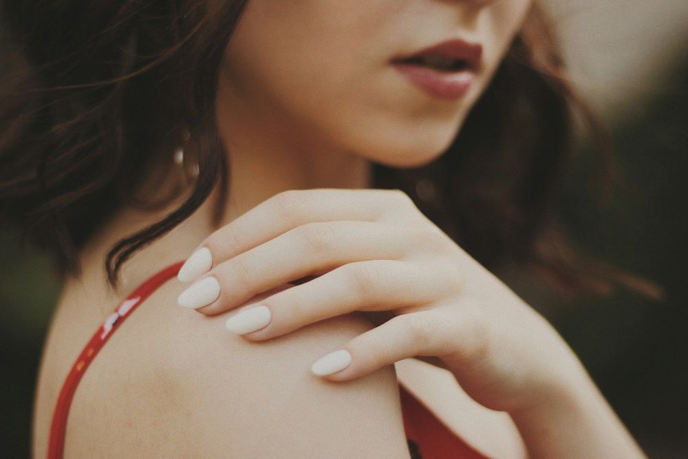 Cuticules abîmées : l’astuce simple pour retrouver des mains impeccables sans effort | So Busy Girls