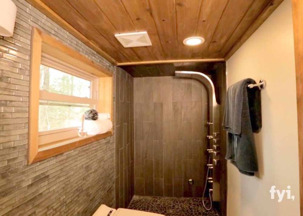 Cette maison semble petite, mais quand vous verrez l'intérieur, vous serez épaté ! | So Busy Girls