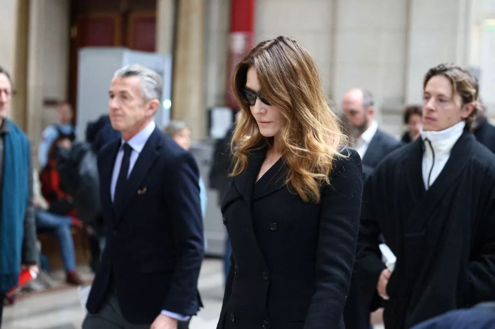 Carla Bruni entourée de Pierre et Jean : l’apparition émouvante du clan Sarkozy avant la libération de Nicolas | So Busy Girls