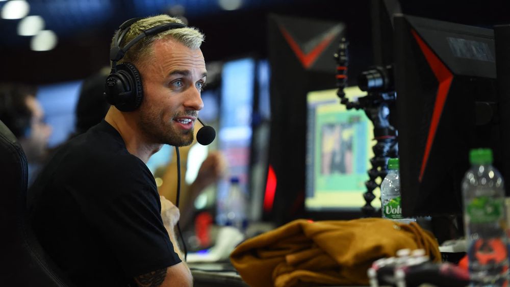 Squeezie viré de Twitch ? La vraie raison derrière la suspension de 4h qui a surpris ses abonnés juste avant le GP Explorer | So Busy Girls