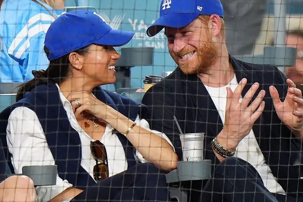 Prince Harry et le « Hatgate » : le jour où une simple casquette a failli créer un incident diplomatique | So Busy Girls