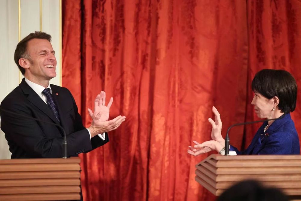 « Kaméhaméha ! » : Emmanuel Macron et Sanae Takaichi affichent une connivence inattendue à Tokyo | So Busy Girls