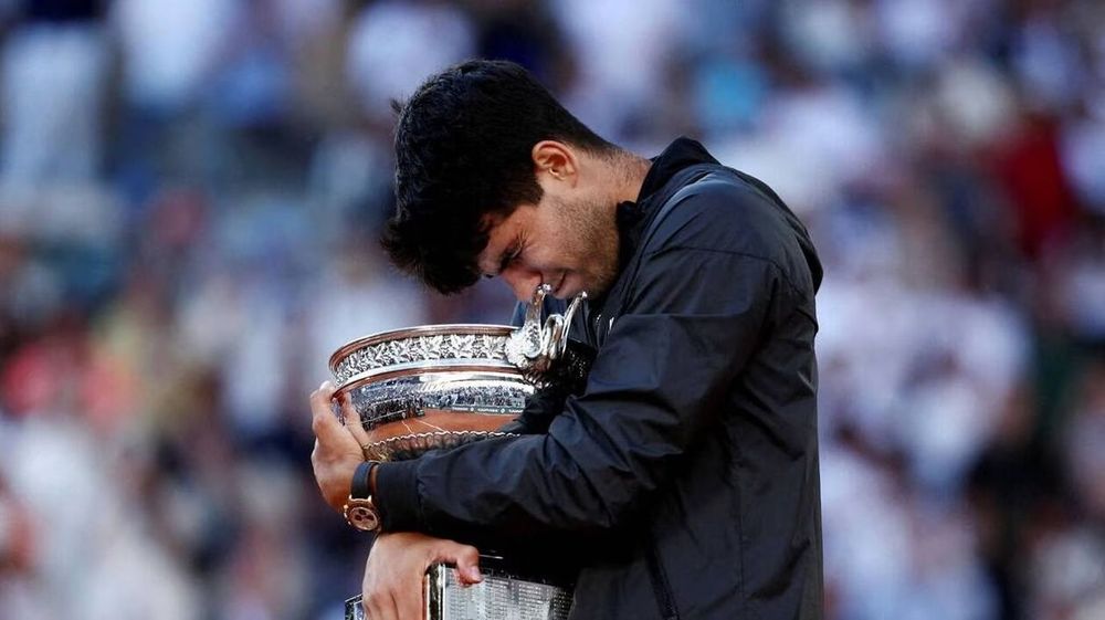 Carlos Alcaraz triomphe à Roland-Garros mais déçoit ses fans après sa victoire historique | So Busy Girls
