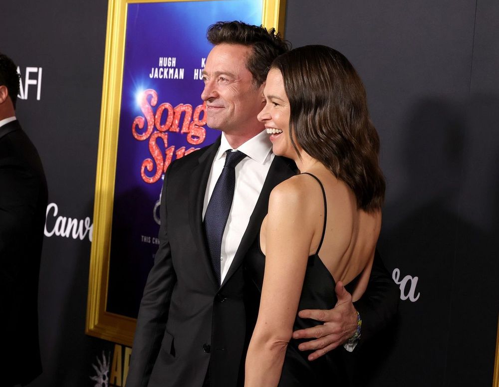 Hugh Jackman officialise son couple avec Sutton Foster sur le tapis rouge à Los Angeles | So Busy Girls