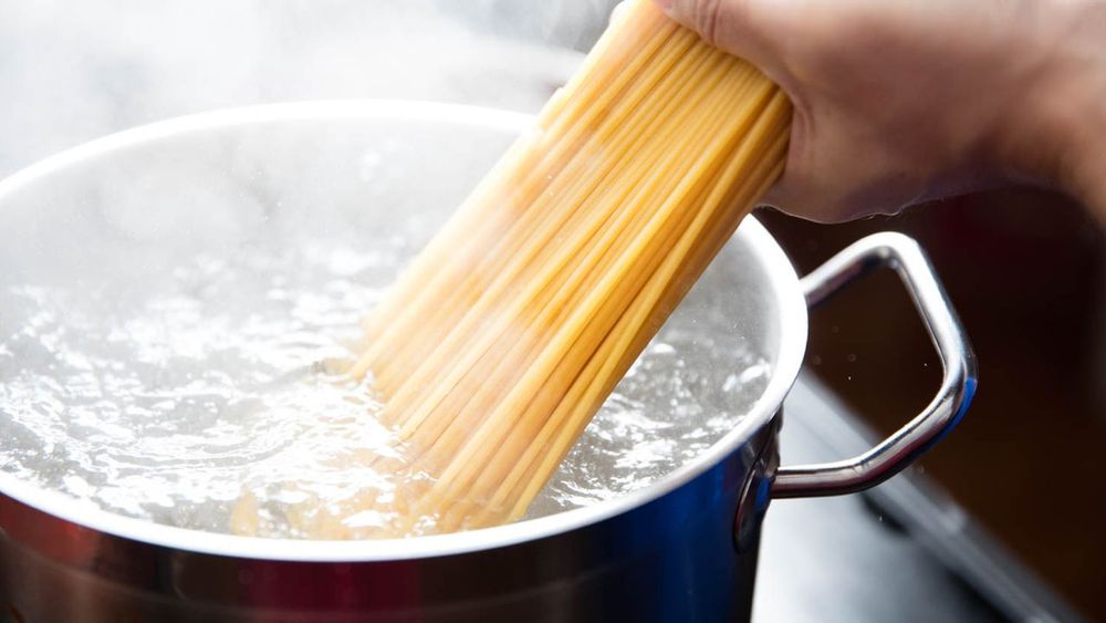 Pourquoi vous devez absolument arrêter de mettre de l'huile dans l'eau de cuisson des pâtes | So Busy Girls