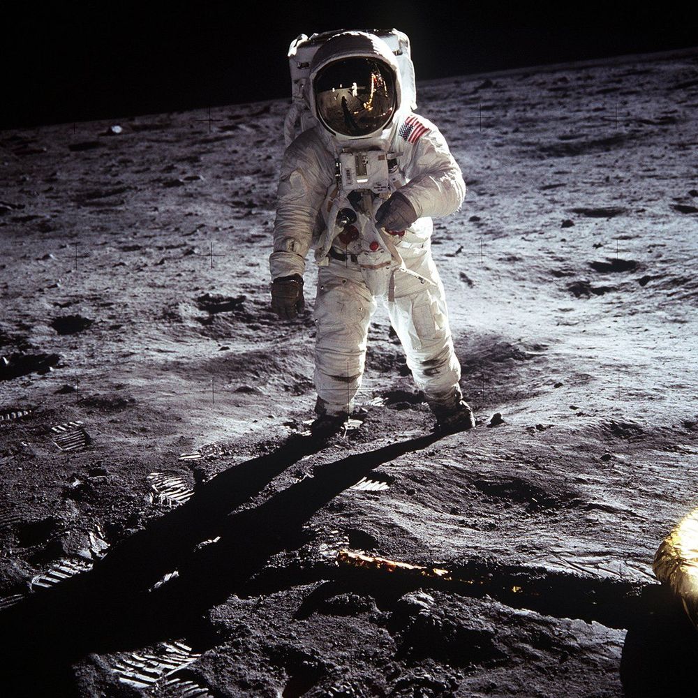 Cet astronaute a perdu son alliance dans l'espace et l'a retrouvée... en orbite autour de la lune ! | So Busy Girls