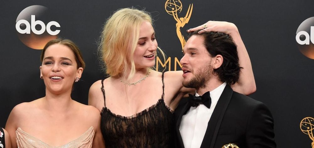 Game of Thrones : Sophie Turner et Kit Harington avouent avoir eu la nausée en tournant une scène de baiser | So Busy Girls