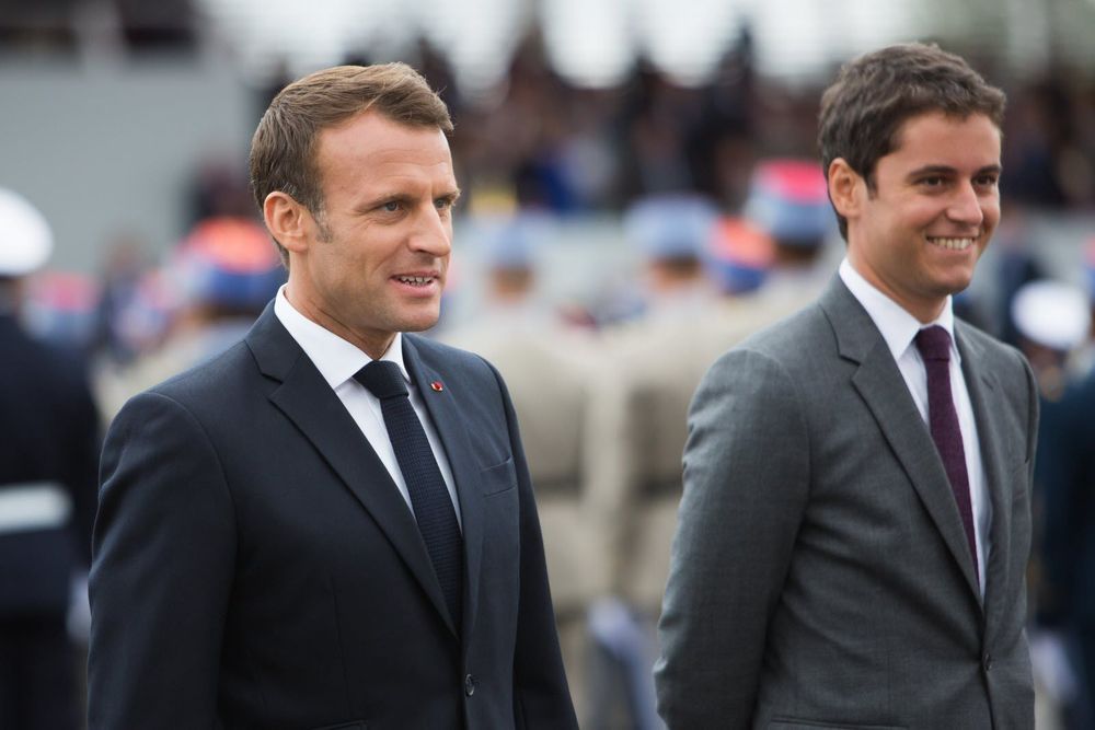 “Alors, il y a un problème ?” : la phrase d’Emmanuel Macron qui a déclenché une dispute explosive avec Gabriel Attal | So Busy Girls