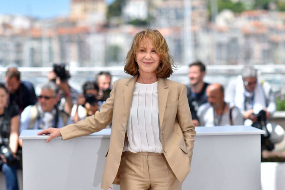 "On se parlait beaucoup" : la confidence inattendue de la grand-mère de Laeticia Hallyday sur Nathalie Baye | So Busy Girls