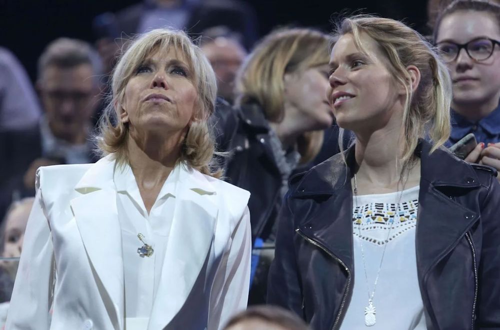 Robe scintillante contre silhouette minimaliste : ce contraste entre Brigitte Macron et sa fille au Maroc ne passe pas inaperçu | So Busy Girls
