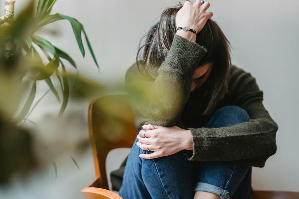 Pourquoi nos pensées s'emballent dès la tombée de la nuit ? | So Busy Girls