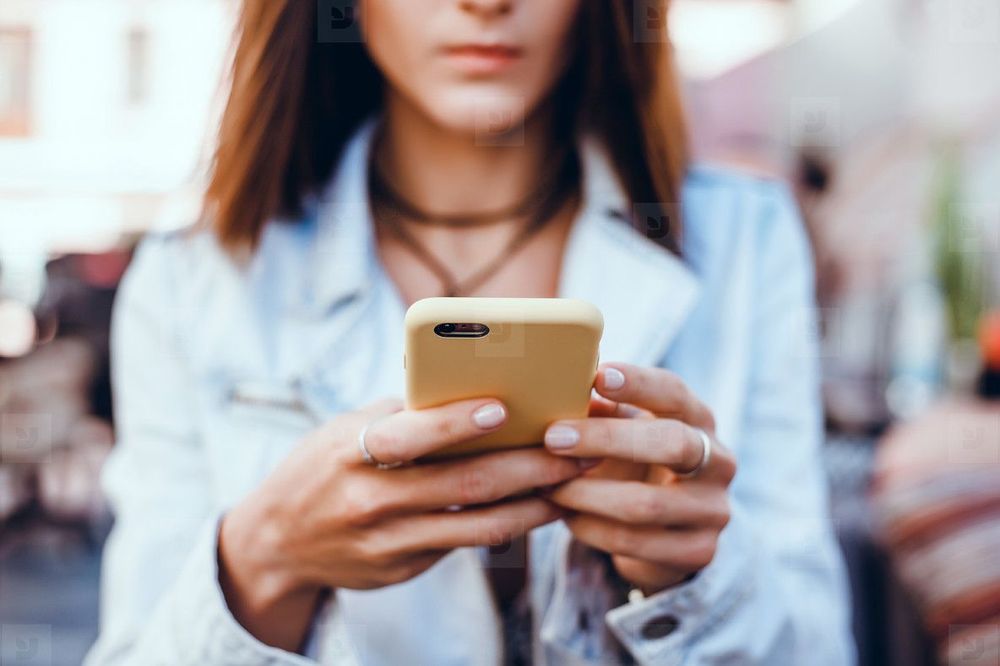 C'est prouvé : passer plus de 5 heures par jour sur son smartphone fait grossir | So Busy Girls