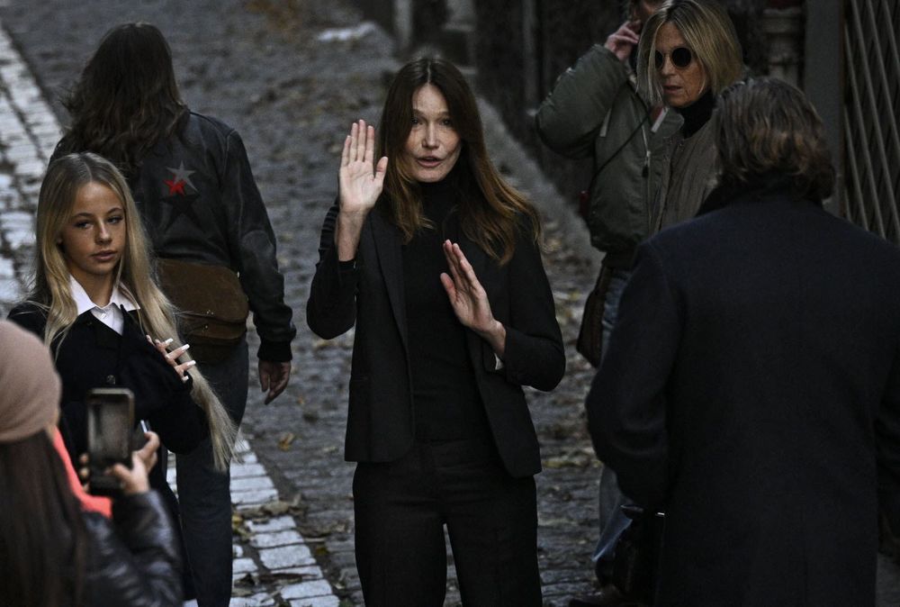 Carla Bruni explose : sa réponse cinglante à un célèbre journaliste fait le buzz | So Busy Girls
