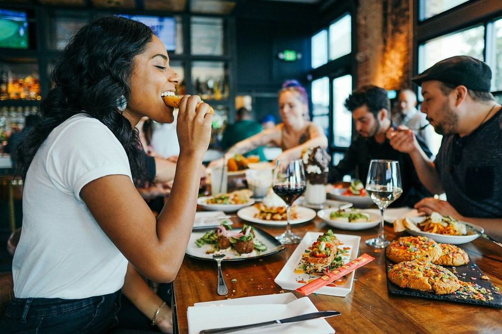 Il fait payer 15 € pour chaque client manquant ou en trop : la décision radicale de ce restaurateur qui ne passe pas inaperçue | So Busy Girls