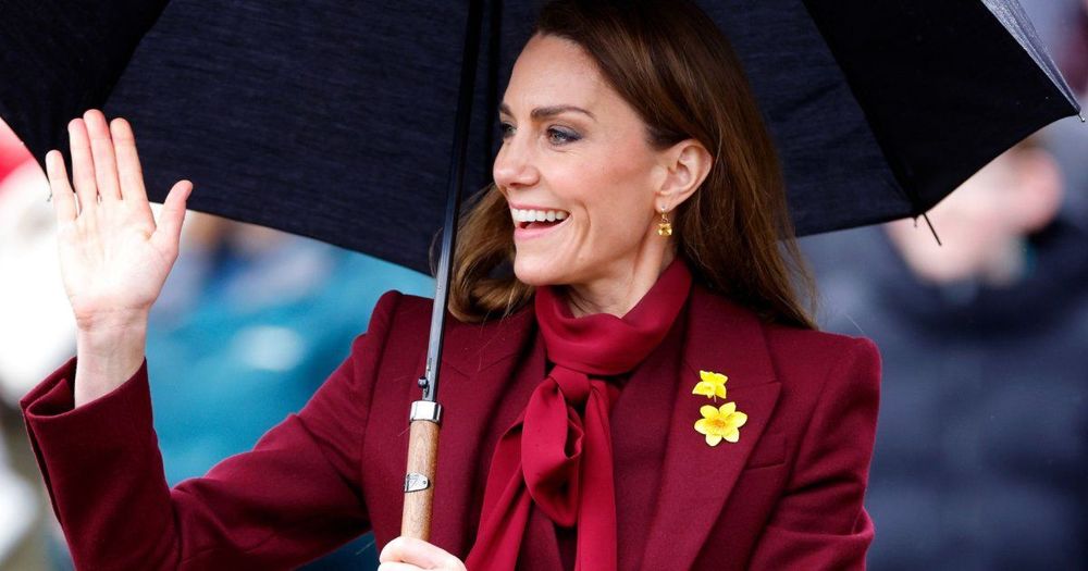 Pourquoi cette fleur jaune portée par Kate Middleton intrigue tout le Royaume-Uni | So Busy Girls